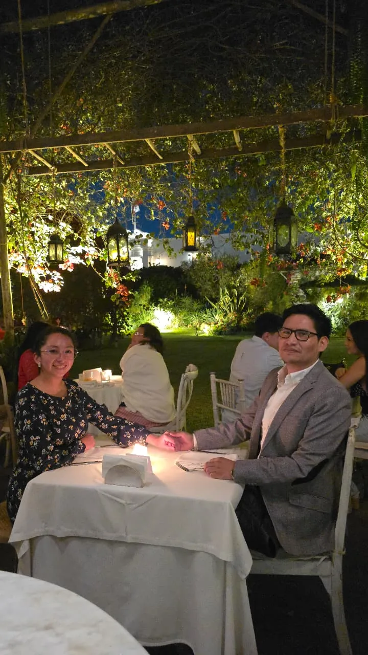 Cesar y Carmen compartiendo un momento juntos