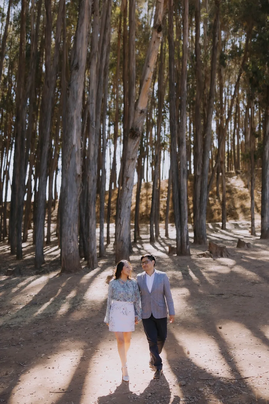Cesar y Carmen caminando entre árboles