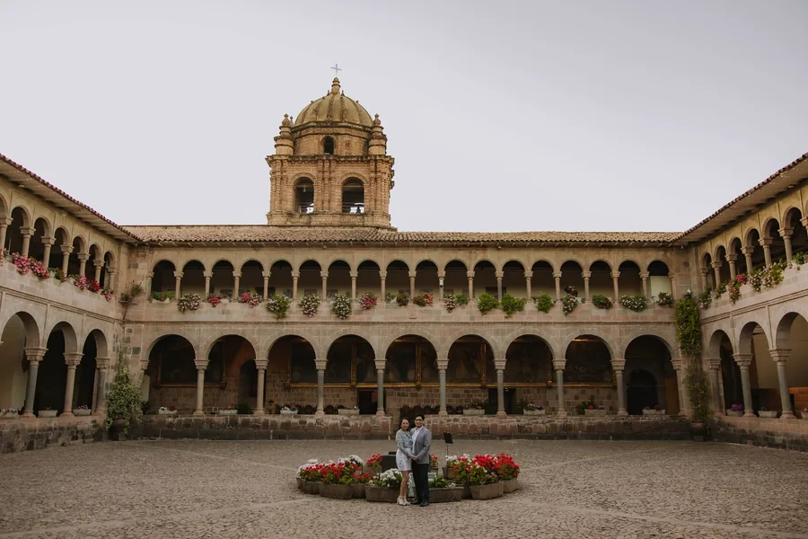 Recuerdo de Cesar y Carmen en un entorno histórico