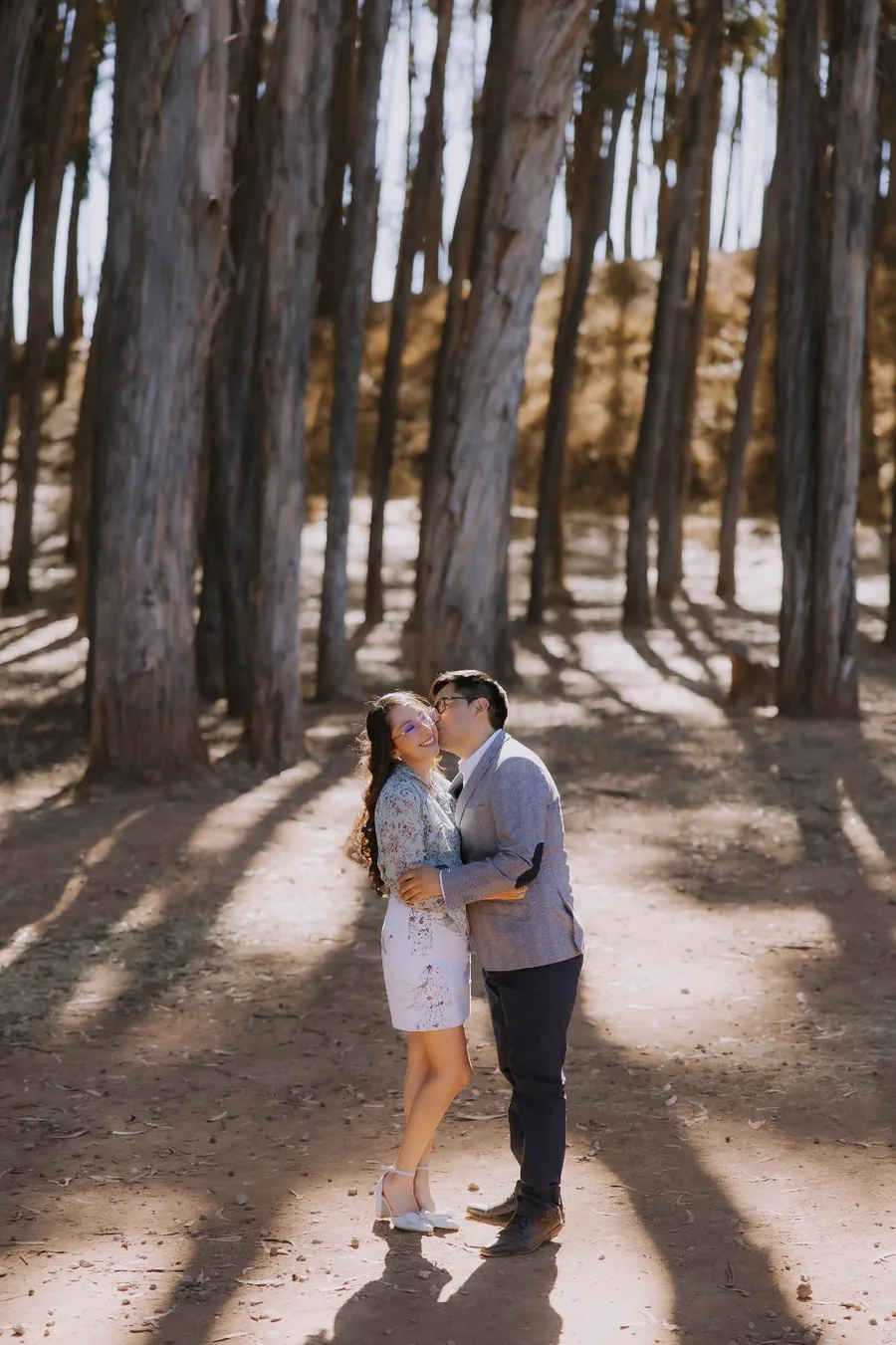 Cesar y Carmen entre árboles