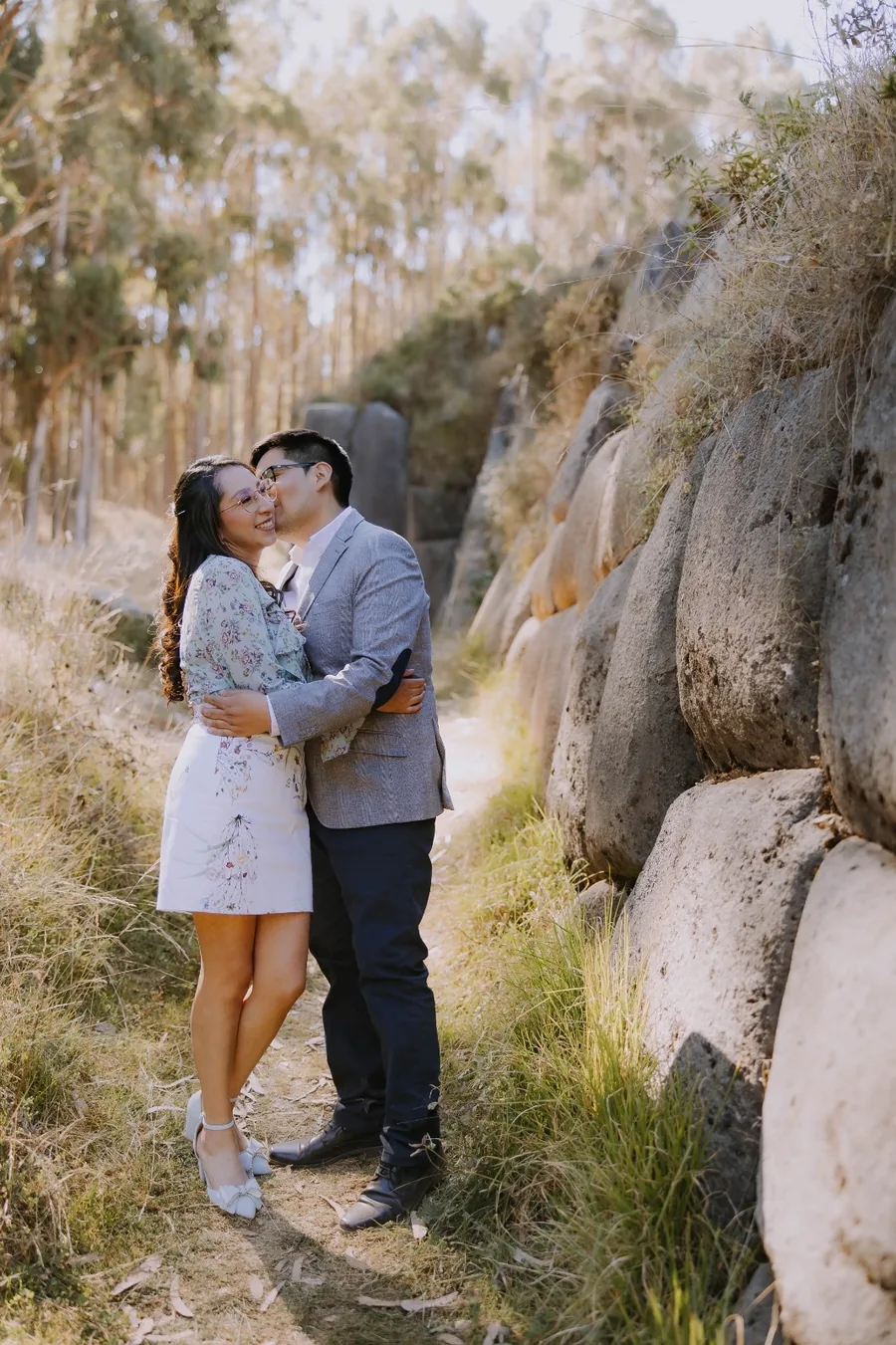 Cesar y Carmen junto a un muro de piedra