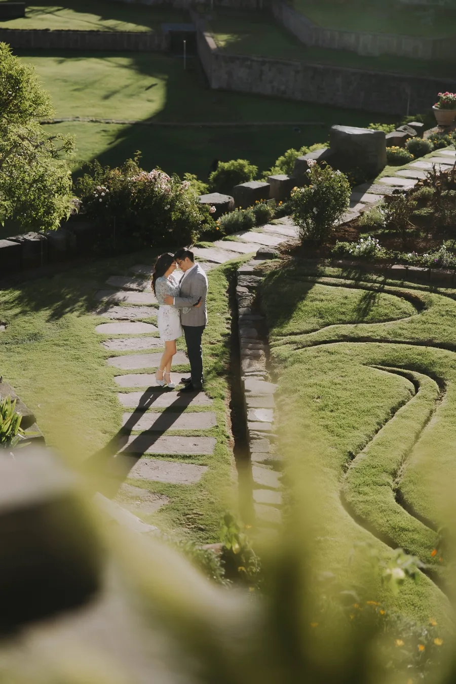 Cesar y Carmen caminando juntos por un jardín