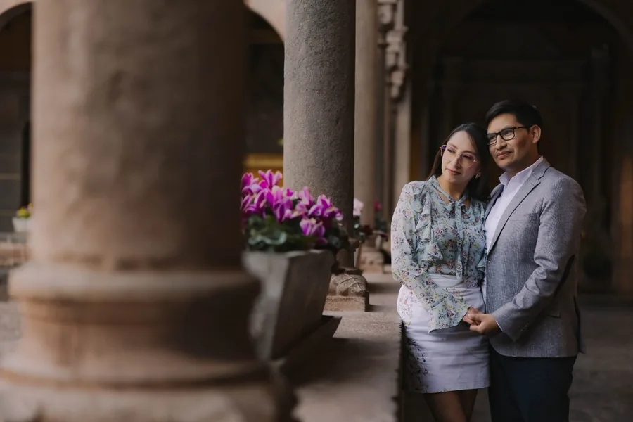 Cesar y Carmen en un espacio histórico