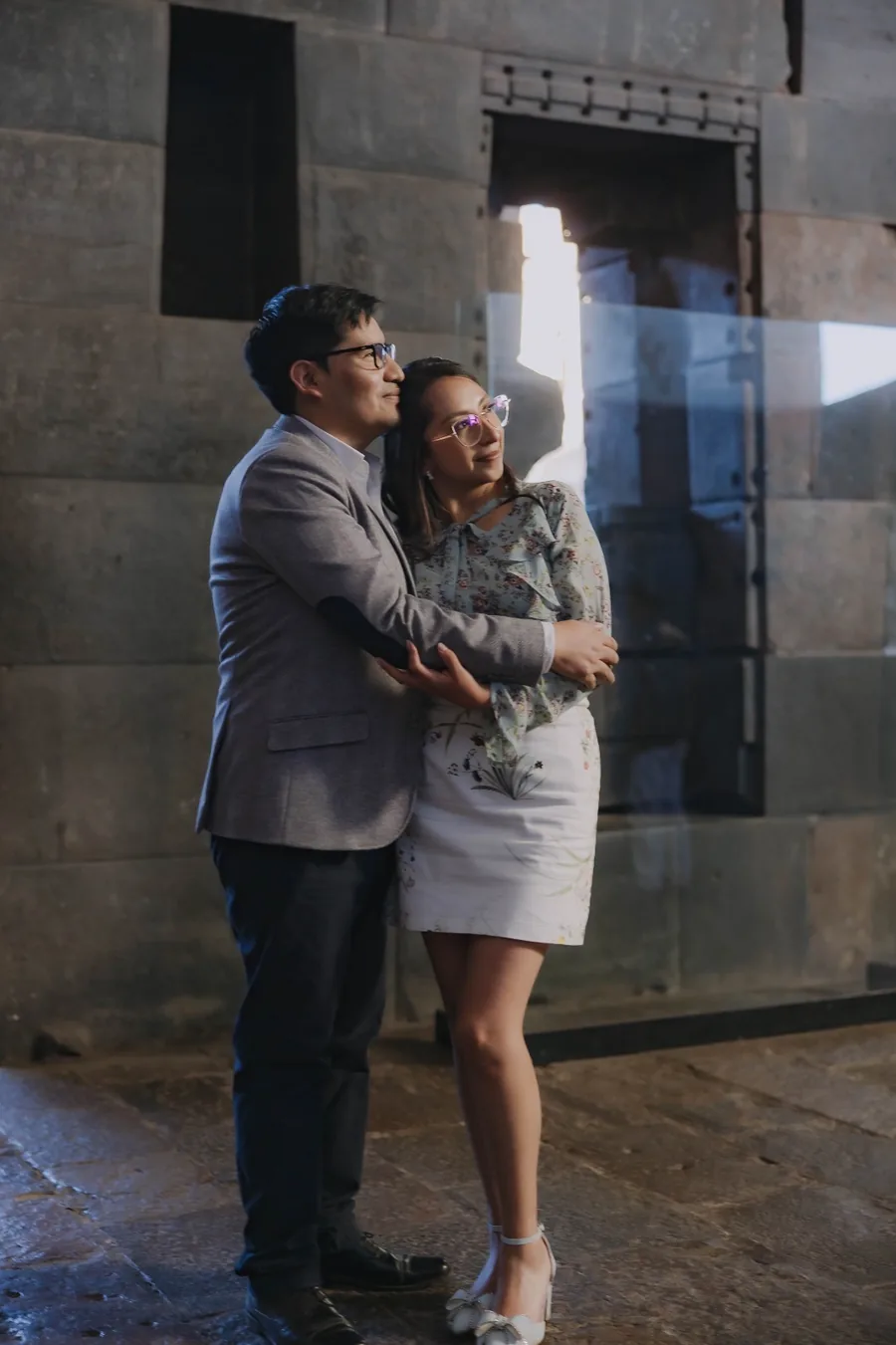 Retrato de Cesar y Carmen junto a una pared de piedra