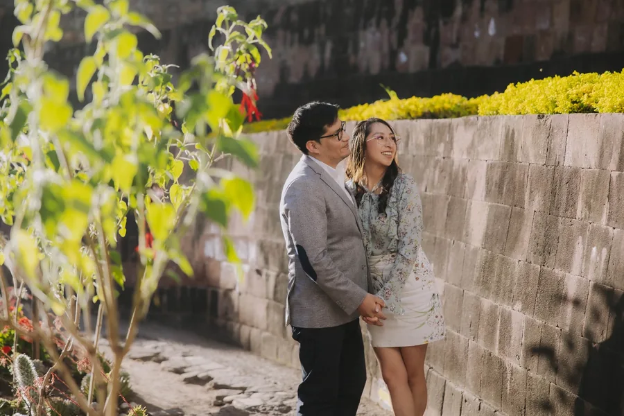Cesar y Carmen en un jardín iluminado