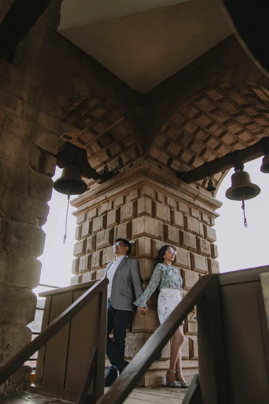 Cesar y Carmen bajo una estructura histórica